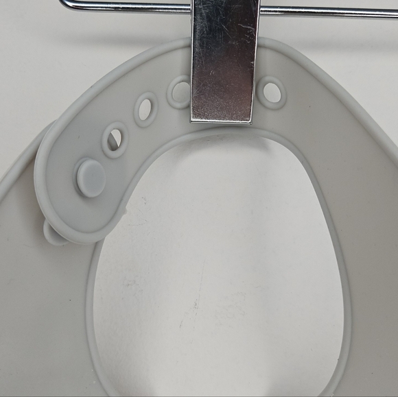 Hudson Baby Waterproof, Easy Wipe, Comfortable Silicone Bib with Pockets (2) - Picture 5 of 9